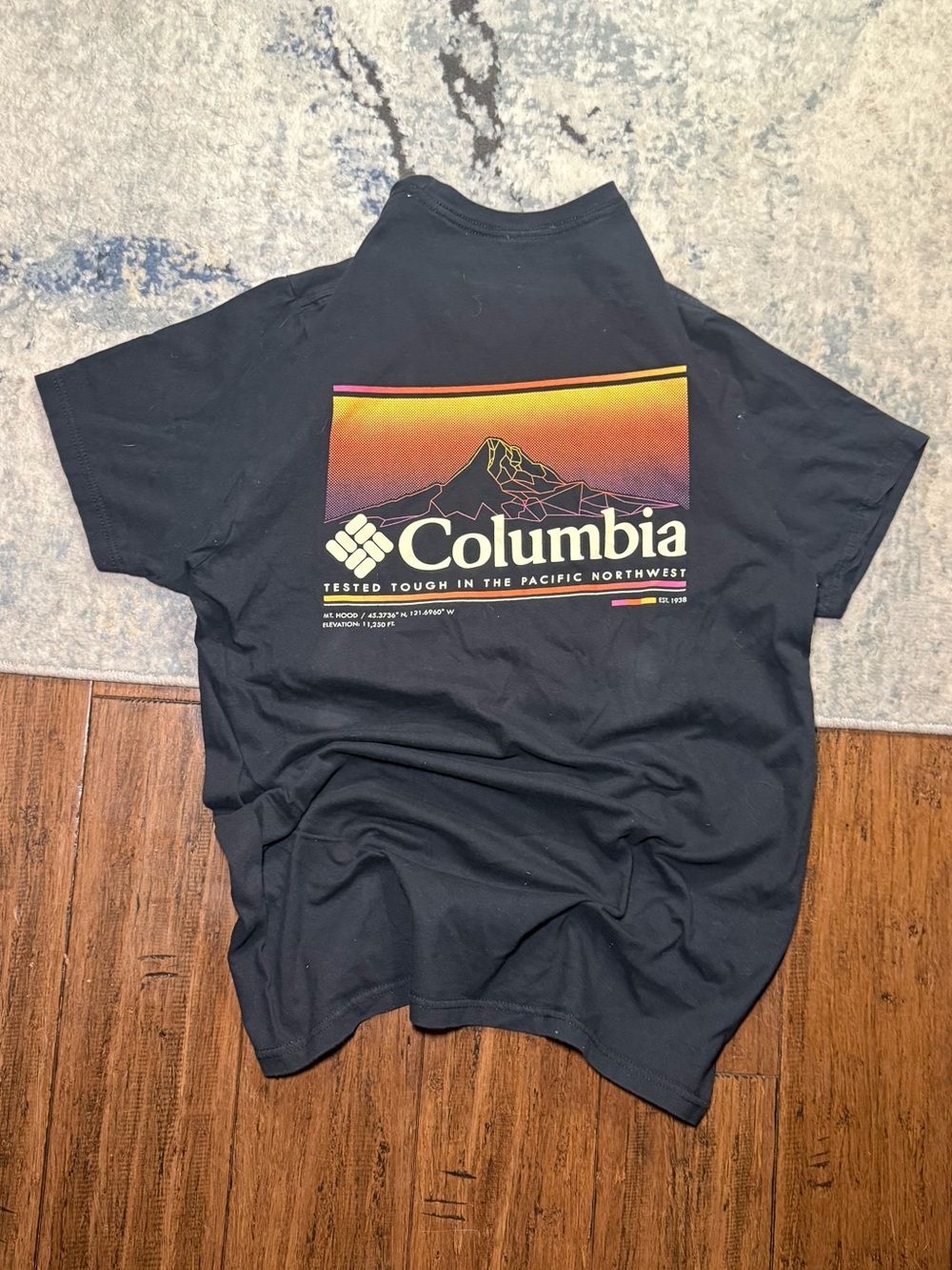 Columbia Mt. Hood Pacific Northwest Graphic T-Shirt – Size Large